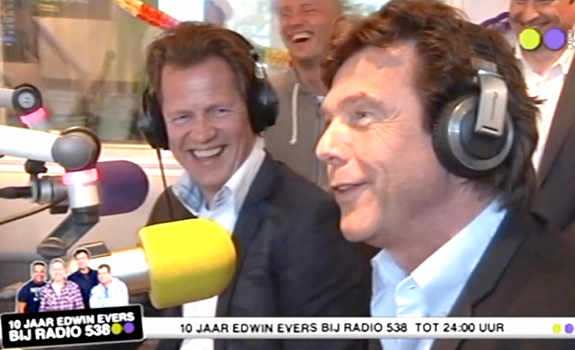 www.radioiloveit.com | Jan-Willem Brüggenwirth of Radio 538 and Talpa Media owner John de Mol, here at the party for 10 years 'Evers Staat Op', have a reason for being happy as the CHR station is on top of the radio ratings in Holland (screenshot: 538 TV / YouTube)