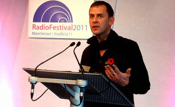 www.radioiloveit.com | Scott Mills of BBC Radio 1 talks about integrating social media and radio at the Radio Festival 2011 in Manchester (photo: Thomas Giger)